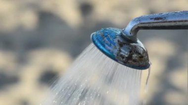 Açık havada duş almak güneşli bir günde sahilde suyu kovmak.