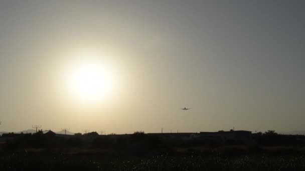 Pasajeros Avión Aterrizaje Pasando Por Delante Del Sol Atardecer — Vídeos de Stock