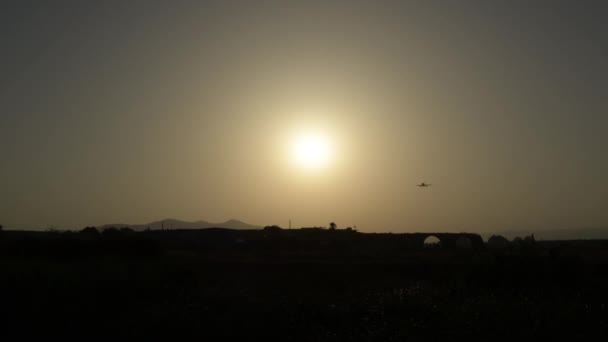 Flugzeug Landet Bei Sonnenuntergang Vor Der Sonne — Stockvideo