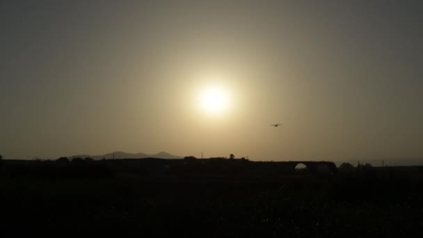 Flugzeug Bei Sonnenuntergang — Stockvideo