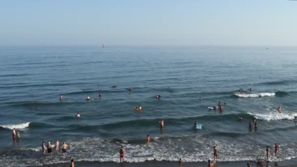 Άνθρωποι Κάνουν Μπάνιο Στην Παραλία Μια Ηλιόλουστη Καλοκαιρινή Μέρα — Αρχείο Βίντεο