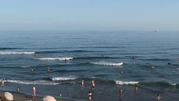 Persone Che Fanno Bagno Una Spiaggia Una Giornata Sole Estivo — Video Stock