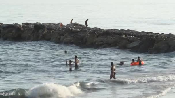 Nsanlar Güneşli Bir Yaz Akşamında Plajda Banyo Yapıyorlar — Stok video