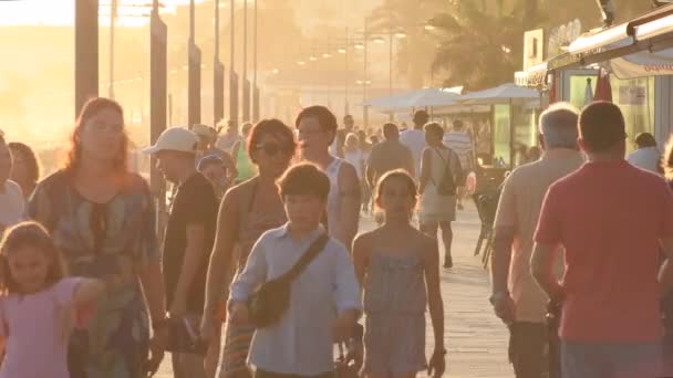 Menschen Sommer Spazieren Bei Sonnenuntergang Einer Strandpromenade — Stockvideo