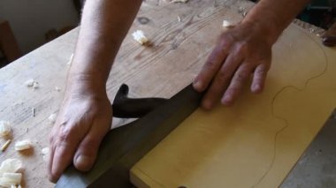 Luthier yeni bir keman ya da viyola kapağı üretiyor.