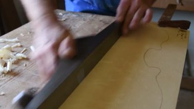 Luthier yeni bir keman ya da odun planörü üretiyor.