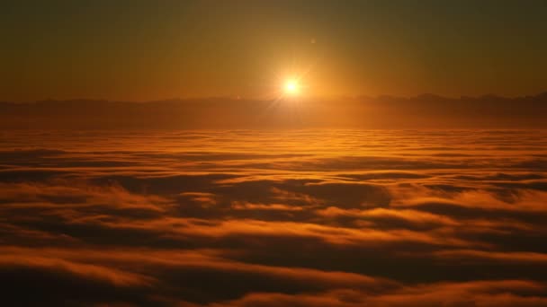 Voler à travers les nuages dans le ciel au coucher du soleil 