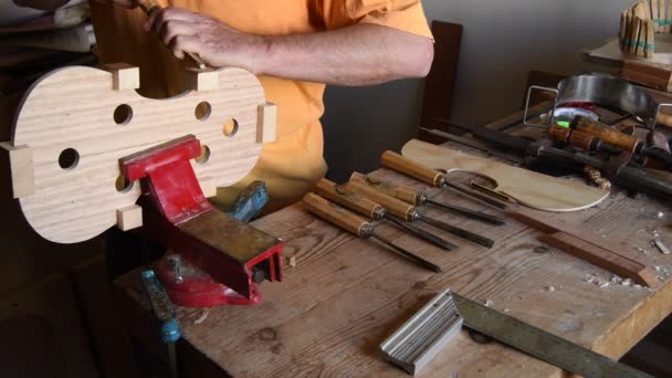 Luthier Che Lavora Con Uno Scalpello Nuovo Violino Viola Sul — Video Stock