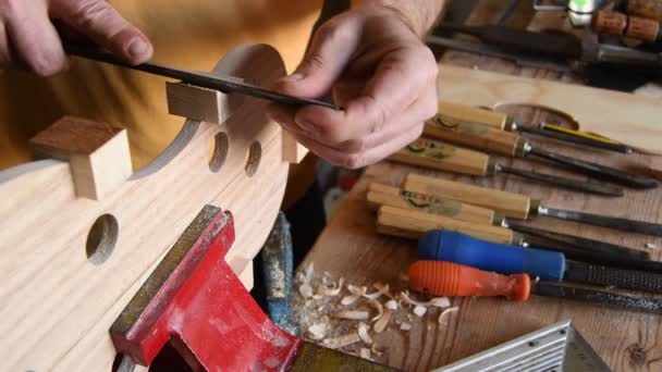 Luthier Vervaardigen Van Structuur Van Een Nieuwe Viool Viool Werkplek — Stockvideo