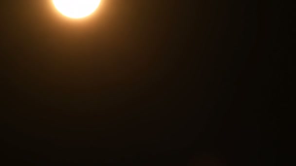 Soleil passant au coucher du soleil dans le laps de temps 