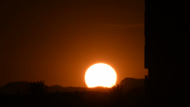 Захід Сонця Великою Будівлею Горами — стокове відео