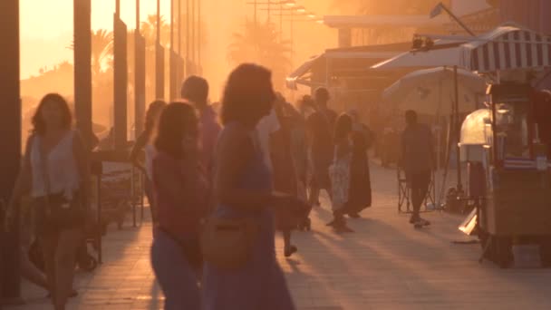 Nsanlar Yaz Günü Gün Batımında Gezinti Güvertesinde Yürüyorlar — Stok video