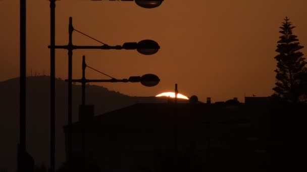 Sonne Bei Sonnenuntergang Zwischen Lampen Straße — Stockvideo