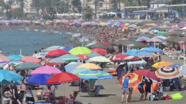 Bunte Sonnenschirme Und Menschen Einem Sommertag Strand — Stockvideo