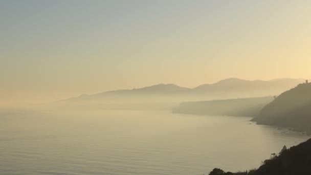スペインのマロ山の隣の熱帯のビーチで霧と夕日 — ストック動画