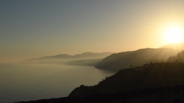 Закат Туманом Летом Пляжах Рядом Горами Маро Испания — стоковое видео