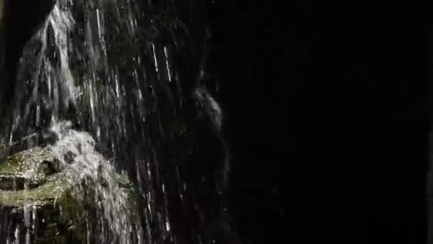 Corriente Agua Cayendo Cascada Una Cueva — Vídeo de stock