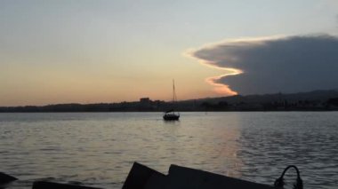 Limanda gün batımında bir gemi içeri giriyor.