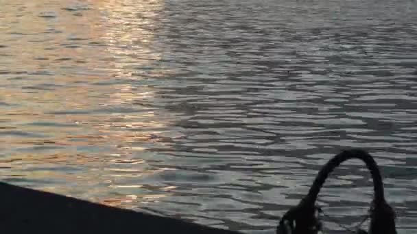 夕暮れ時の漁港から穏やかな海の波 — ストック動画
