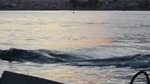 Onda Che Corre Mare Calmo Dal Porto Pescatore Tramonto — Video Stock