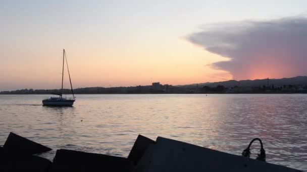 船が入港する港からの日没 — ストック動画