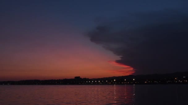 Deniz Köyünün Işıkları Alacakaranlıkta Plaj — Stok video