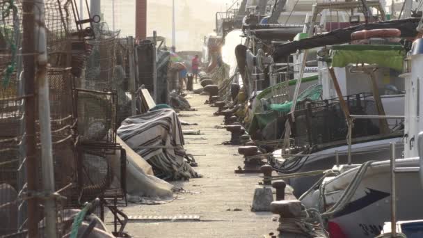 Vissersschepen Afgemeerd Een Industriële Haven — Stockvideo