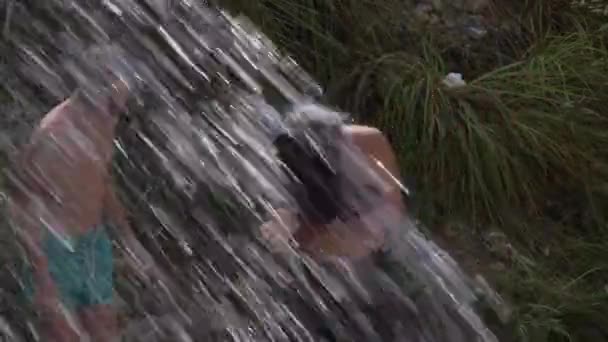 Bambini Che Giocano Sotto Ruscello Acqua Sorgiva Montagna — Video Stock