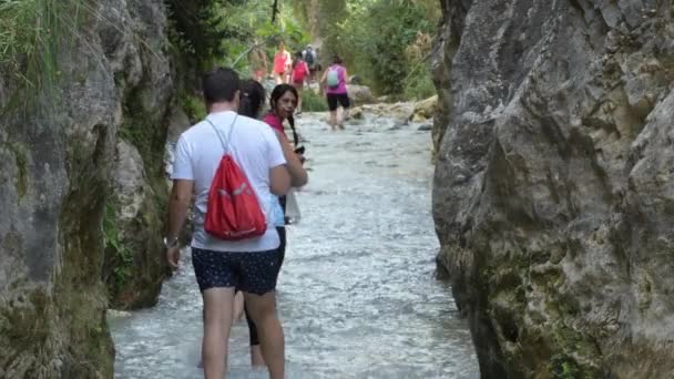 沿着西班牙Nerja Chillar河床步行的远足者 — 图库视频影像