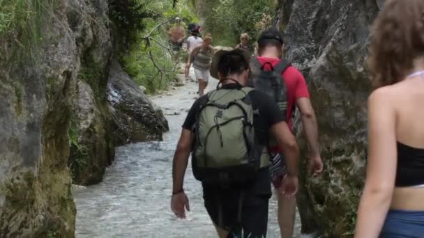 Excursion Hikers Walking Riverbed — Stock Video