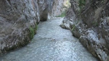 Dere suyu akan nehir yatağı