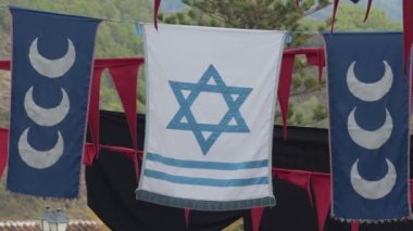 Bayraklarda asılı İbranice ve Müslüman sembolü