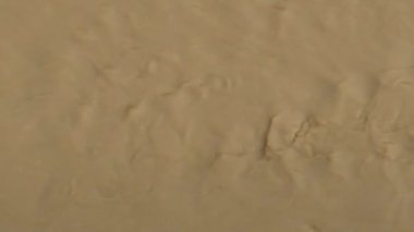 Kirli kahverengi nehir akıyor.