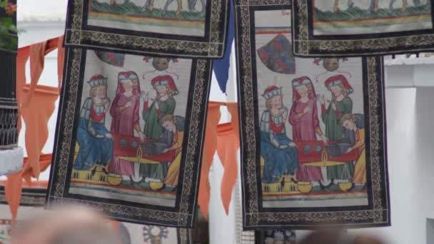 Середньовічні Гобелени Висять Ринку Ремесел — стокове відео