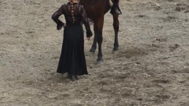 Flamenko dansçısı bir at yarışında İspanyol atıyla dans ediyor.