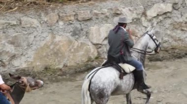 İspanyol eşkıyalar olarak tanımlanan at ve eşek sırtındaki insanlar.