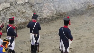 Fransız Napolyon birliklerinden oluşan bir filo tarihi bir yeniden yapılanma için ilerliyor.