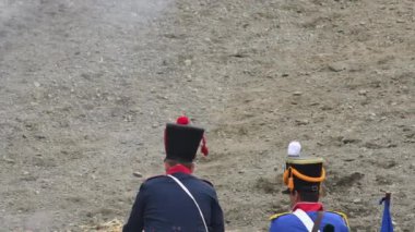 Fransız Napolyon birlikleri bir savaşta ateş ediyor ve savaşıyor.