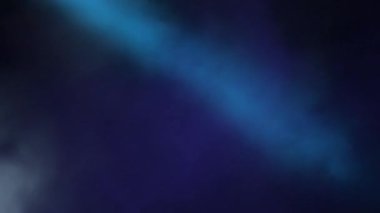 Işıklar yanıp sönüyor ve duman bir konserin sahnesinde hareket ediyor.