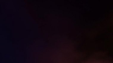 Işıklar kanyonlar ve duman bir konser sahnesinde hareket ediyor.