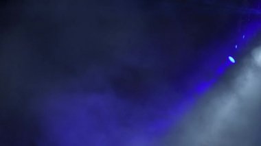 Konserde sahne ışıkları ve duman.
