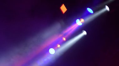Renkli ışıklar sahnede dumanla uyum içinde.