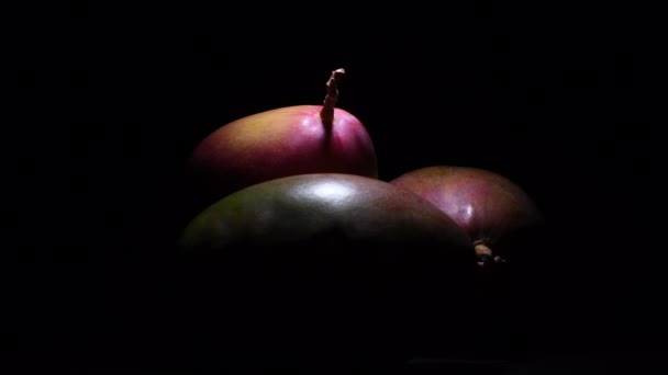 Giro Frutas Mango Fondo Negro Con Luz Íntima — Vídeos de Stock
