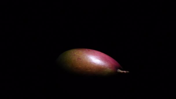 Siyah Arka Planda Dönen Bir Mango Parçası — Stok video