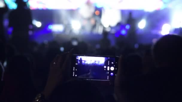 사람들 사이에서 핸드폰으로 콘서트 녹화하는 — 비디오