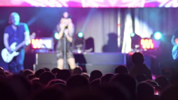 摇滚音乐会现场表演中的公众 — 图库视频影像