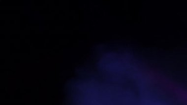 Bir konser gösterisinde sahnede duman ve sis.