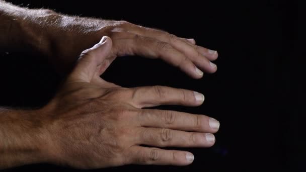 黒の背景を持つ男性の手 — ストック動画