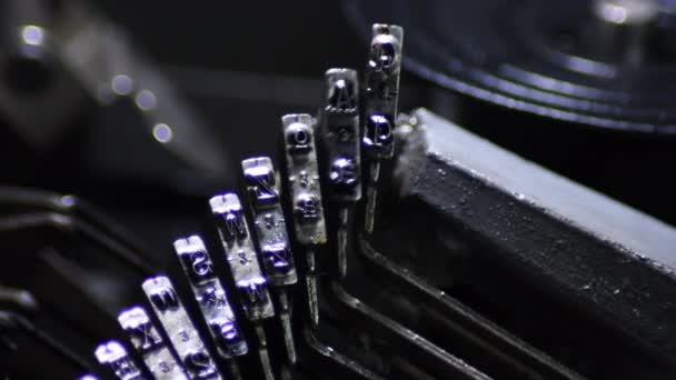 Typesleutels Van Een Qwerty Typemachine Schrijven — Stockvideo