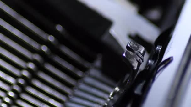 Typesleutels Van Een Handmatige Qwerty Oude Schrijfmachine — Stockvideo